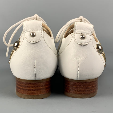 LOVE MOSCHINO Talla 5.5 Zapatos planos con tachuelas de cuero blanco