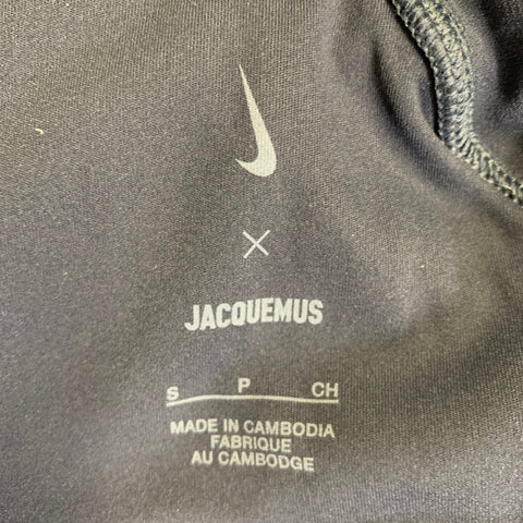 Haut décontracté à col montant JACQUEMUS x NiKE, taille S, en mélange de nylon gris anthracite