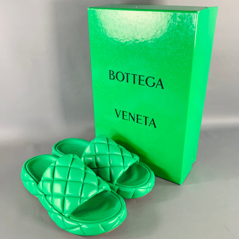 BOTTEGA VENETA Sandales à enfiler en cuir d'agneau matelassé vert, taille 7