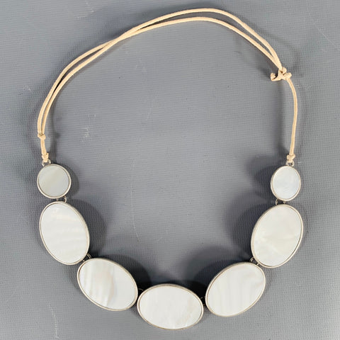 Collier vintage ovale en nacre, couleur argent et blanc