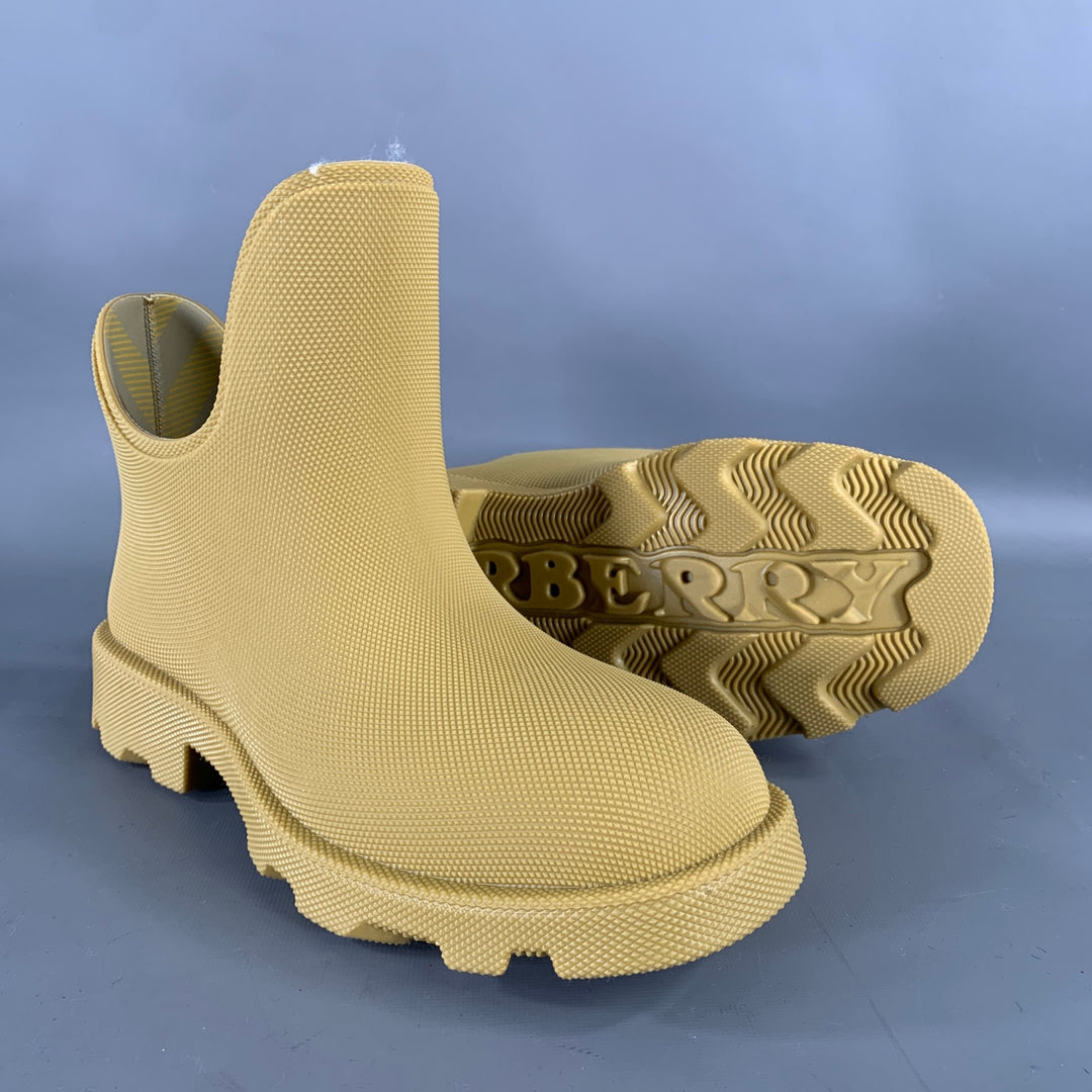 BURBERRY Size 10 Camel Pebble Grain Rubber Ankle Boots
