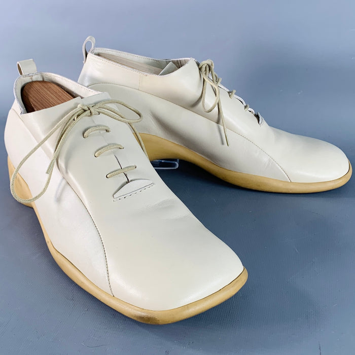 Chaussures richelieu à lacets CoSTUME NATIONAL en cuir beige, pointure 10, à bout carré