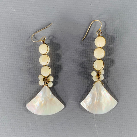 Boucles d'oreilles pendantes vintage blanches en perles éventail
