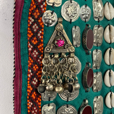 Gilet vintage vert, perles argentées, coquillages cauris, ouvert sur le devant, taille L