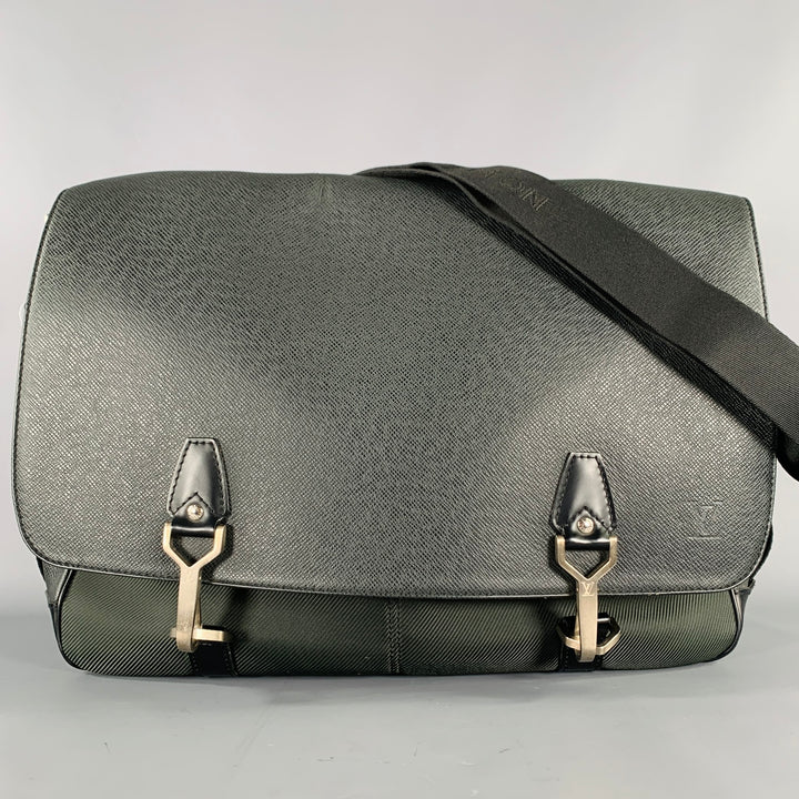 LOUIS VUITTON -Taiga Dersou- Black Dark Green Nylon Leather Messenger Bag