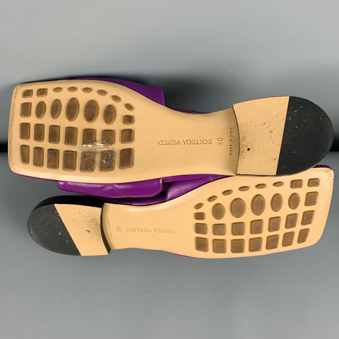 BOTTEGA VENETA Sandalias de punta cuadrada acolchadas de cuero morado Talla 10