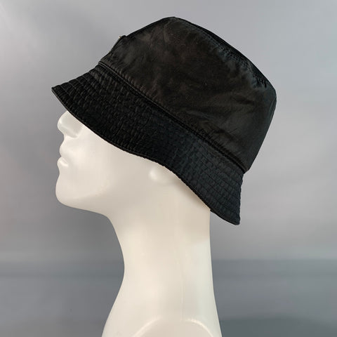 PRADA Bob noir en polyester avec logo Taille M