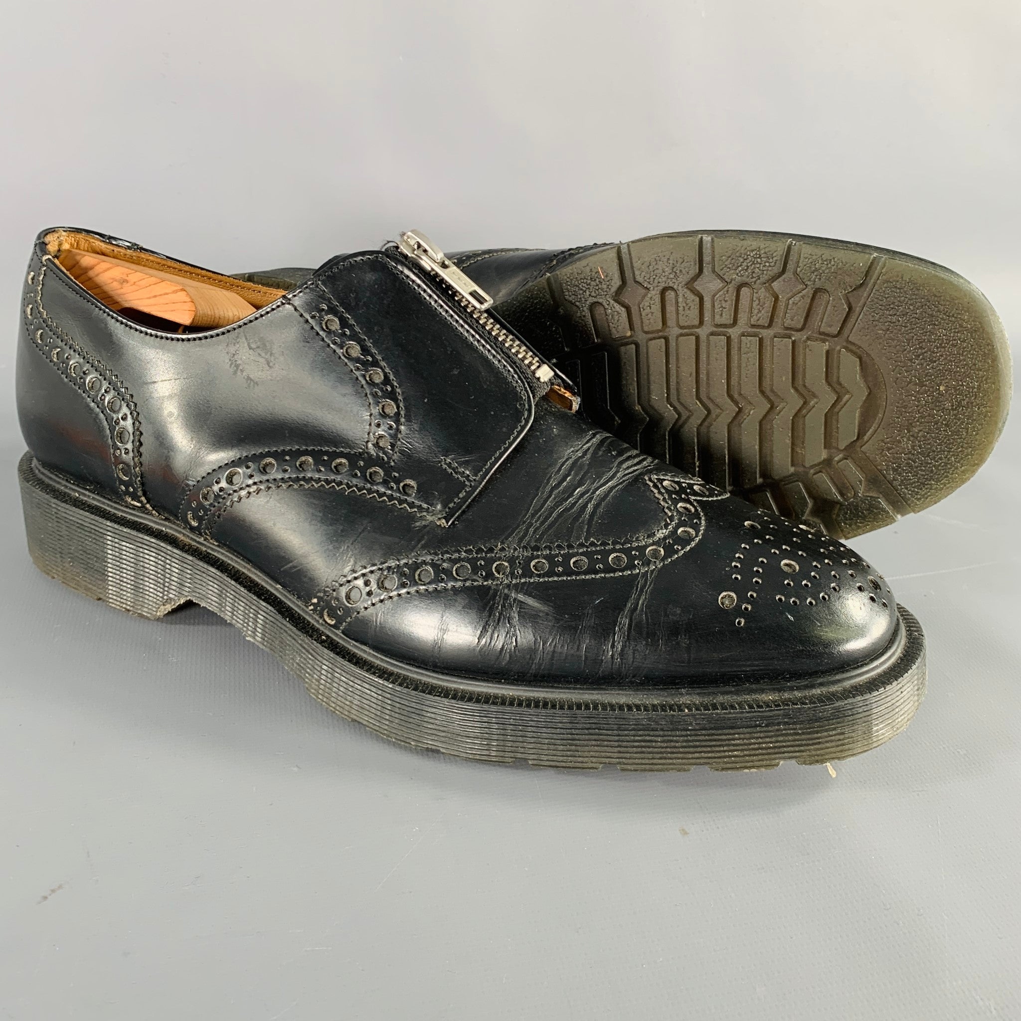 SOLOVAIR Size 9 Black Perforated Leather Wingtip Lace-Up Shoes