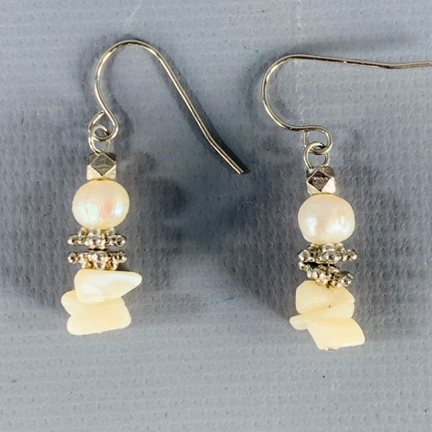 Boucles d'oreilles vintage en argent et nacre blanche