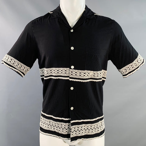 Chemise Portguguese Flannel taille M, noire, broderie de dentelle blanche, viscose, coupe camp, manches courtes