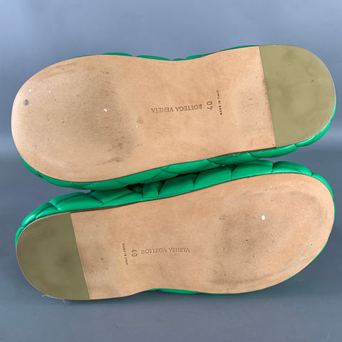 BOTTEGA VENETA Sandales à enfiler en cuir d'agneau matelassé vert, taille 7
