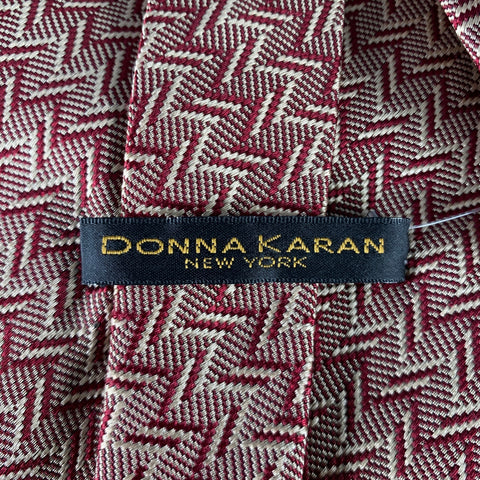 Cravate en soie bordeaux et beige à motif zigzag DONNA KARAN