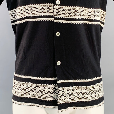 Chemise Portguguese Flannel taille M, noire, broderie de dentelle blanche, viscose, coupe camp, manches courtes