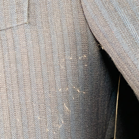 ASTOR & BLACK Size 46 Navy Textured Stripe Single Breasted Peak Lapel Suit