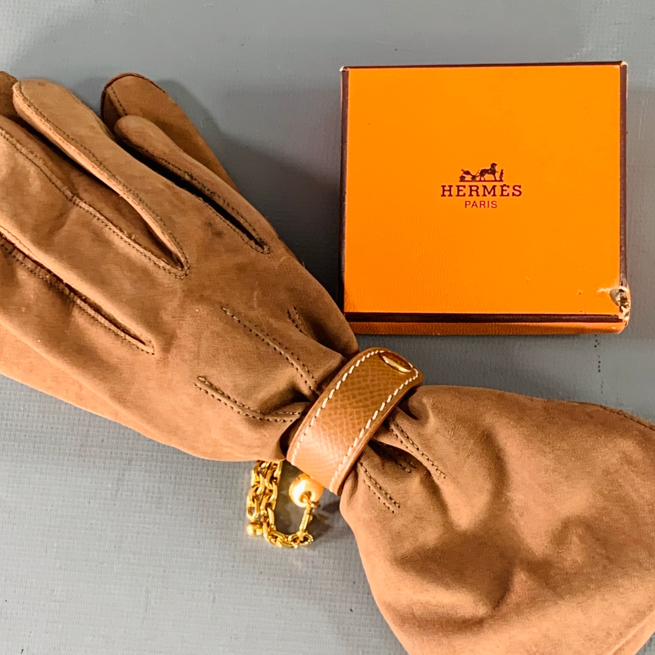 HERMES Tan Gold Chain Link Leather Glove Holder Ring – Sui Generis