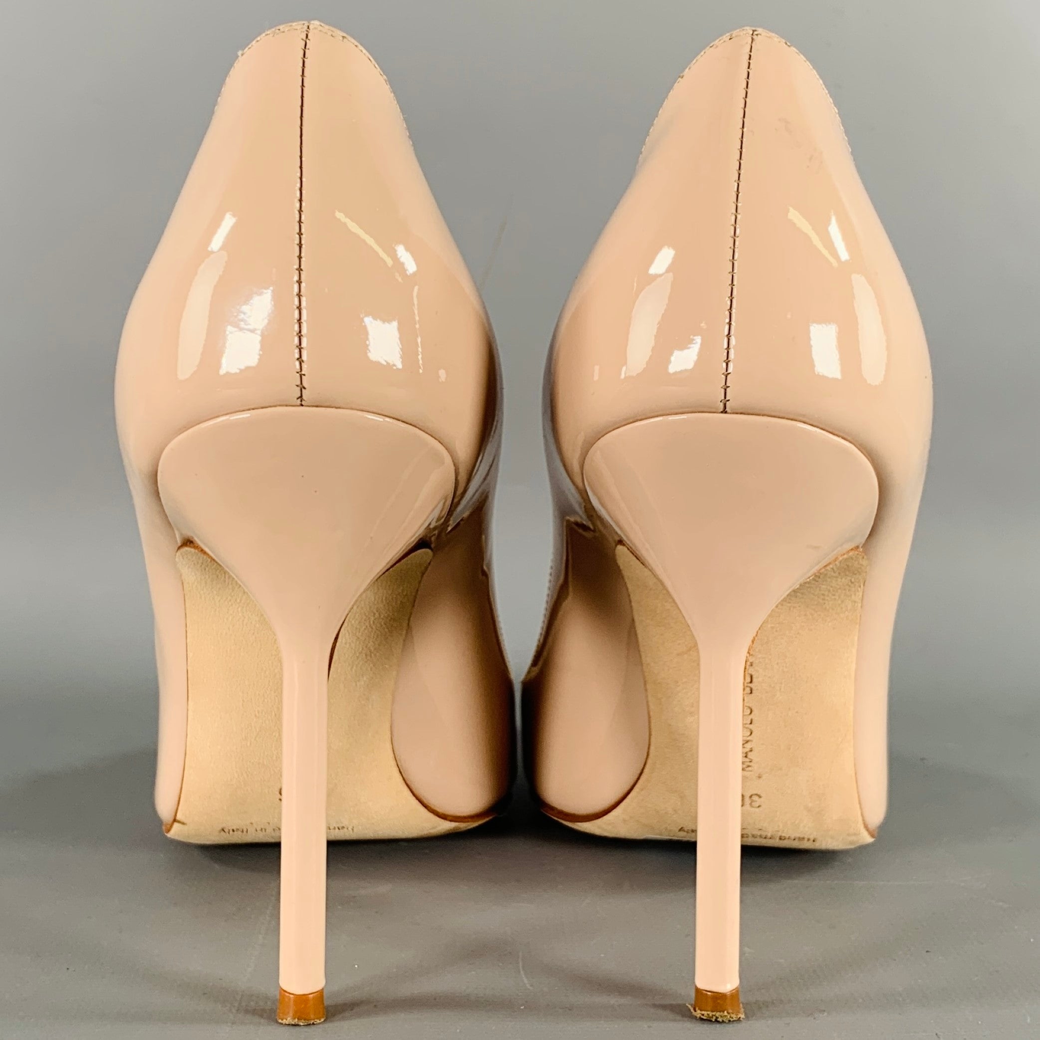 MANOLO BLAHNIK Size 6 Beige Nude Patent Leather Pointed Toe Pumps MANOLO BLAHNIK Size 6 Beige Nude Patent Leather Pointed Toe Pumps