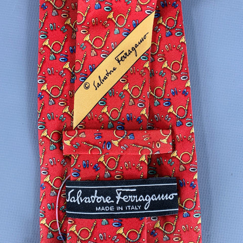 Cravate en soie SALVATORE FERRAGAMO motifs cors de chasse rouges et jaunes