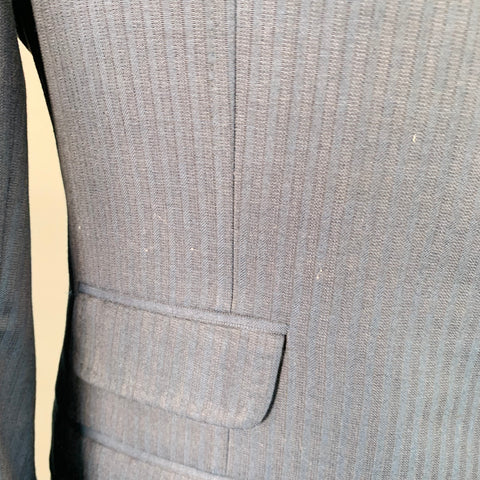 ASTOR & BLACK Size 46 Navy Textured Stripe Single Breasted Peak Lapel Suit