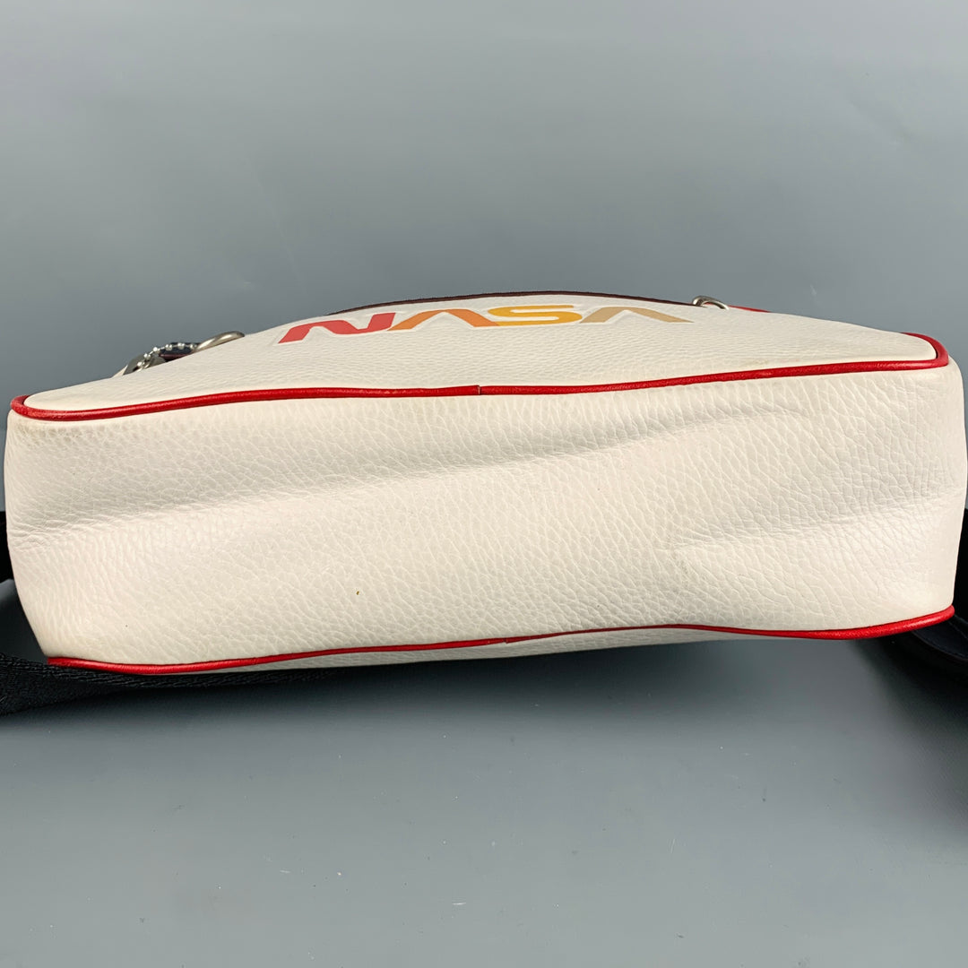 Bolso de cuero granulado con logo multicolor blanco de COACH x NASA