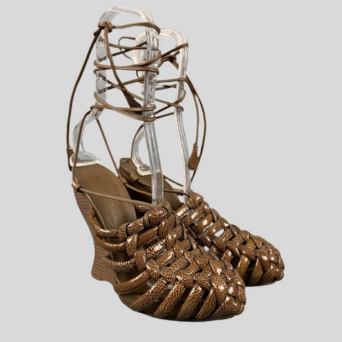 BOTTEGA VENETA Talla 8.5 Sandalias de cuña de charol tejido marrón oliva