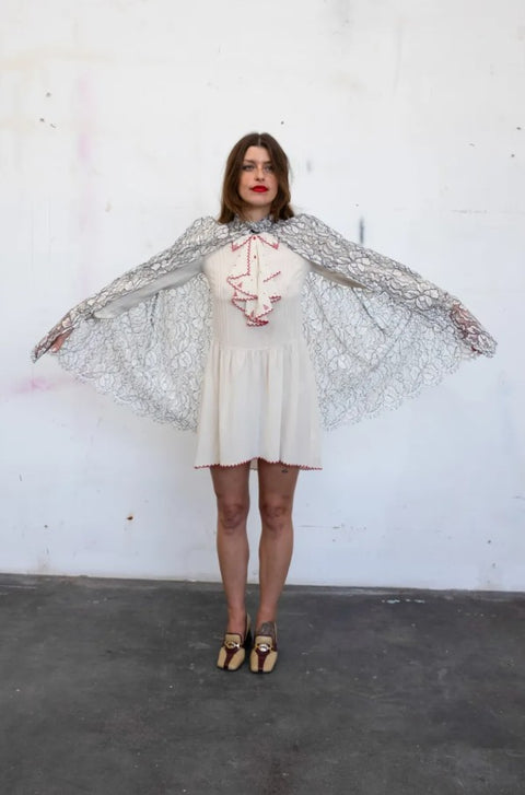 IMITATION OF CHRIST FW21 One Size White Black Lace Floral Snaps Cape