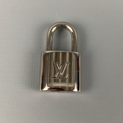 LOUIS VUITTON 303 Cadenas et clé en métal argenté