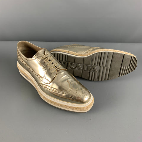 PRADA Talla 10 Zapatos con cordones y plataforma de cuero perforado dorado