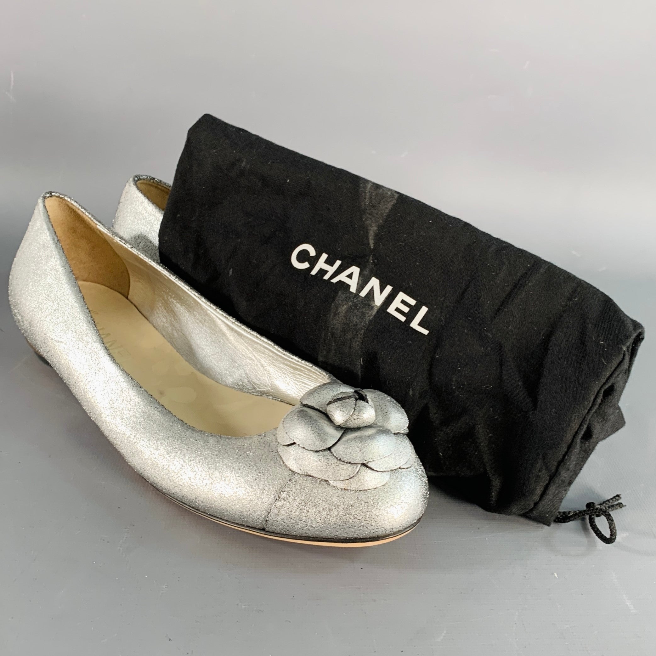CHANEL Size 10.5 Silver Metallic Textured Suede Ballet Flats – Sui