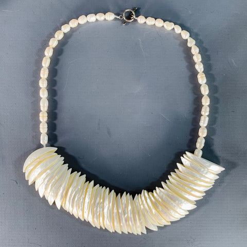 Collier vintage en perles de verre et perles nacrées