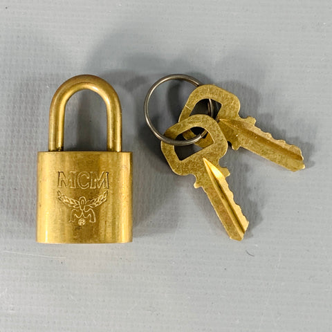 Cadenas en métal doré et deux clés MCM