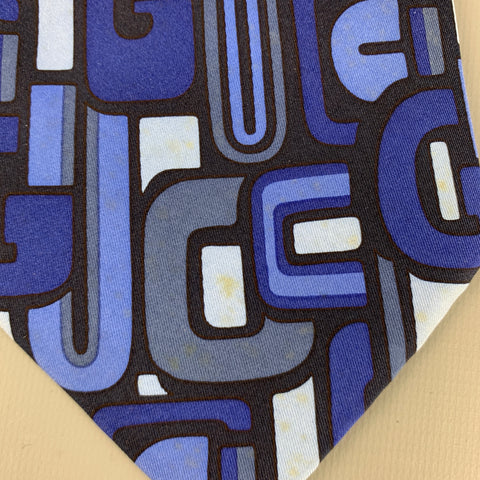 Corbata de seda geométrica azul marino de GUCCI