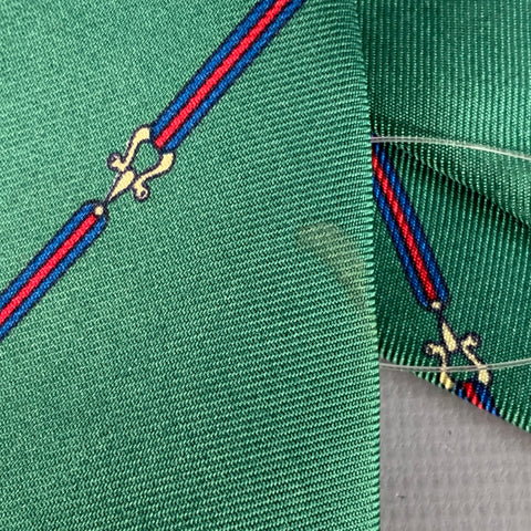 Cravate en soie rayée en diagonale à mors de cheval rouge vert vintage GUCCI