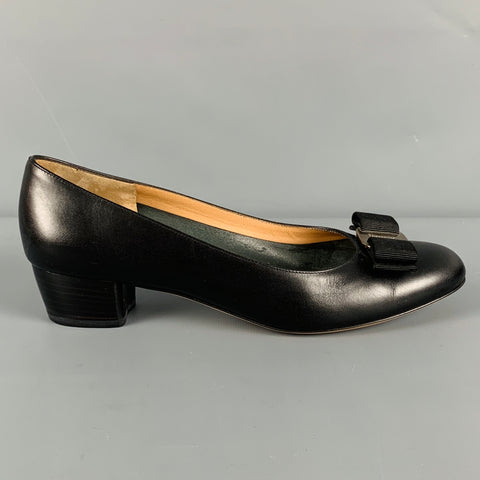 SALVATORE FERRAGAMO Talla 7 Tacones de gatito con lazo de cuero negro