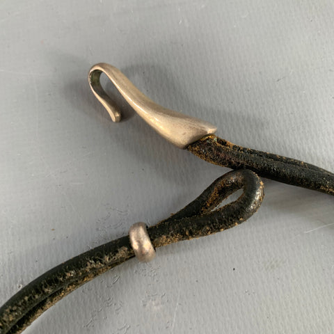 Collier ras du cou vintage en cuir noir argenté avec crochets et œillets