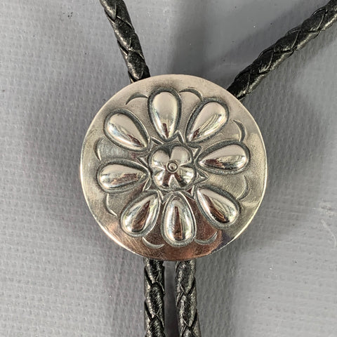 Cravate bolo VINTAGE en cuir noir, argent et fleur métallique