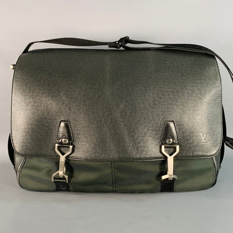 LOUIS VUITTON Dersou Taiga Black Green Nylon Twill Leather Messenger Bag