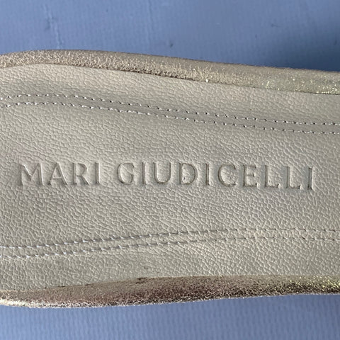 MARI GIUDICELLI Escarpins Jeanne en cuir métallisé doré à nœuds, talon chaton, taille 8