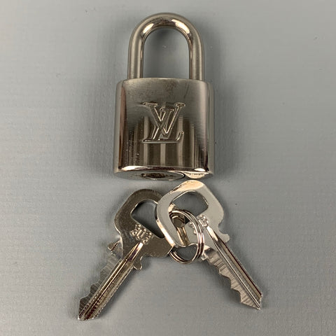 LOUIS VUITTON 303 Cadenas et clé en métal argenté