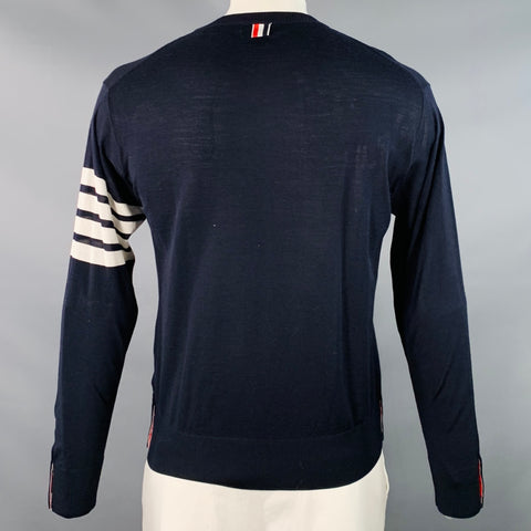 THOM BROWNE Pull en laine mérinos à rayures blanches et bleu marine, taille L