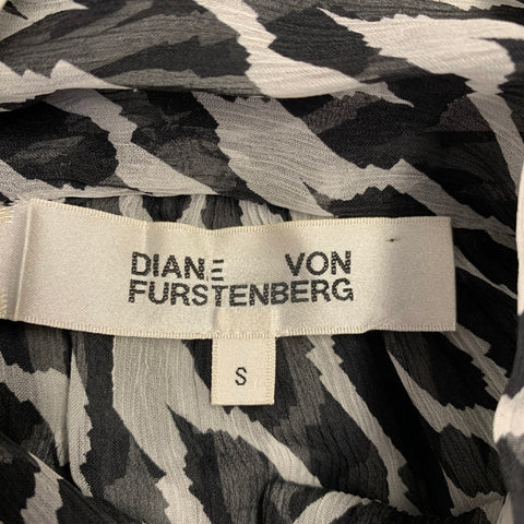 DIANE VON FURSTENBERG Size S Black White Silk Chiffon Marbled Pussybow Blouse