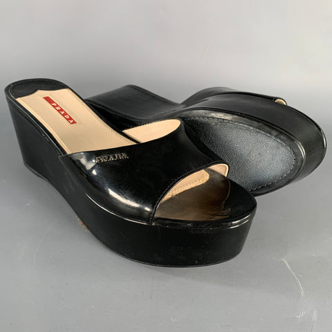 Sandales à plateforme Prada en cuir verni noir, taille 9.5