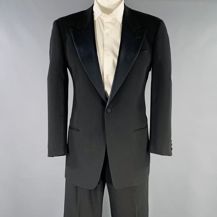 GIORGIO ARMANI Size 38 Black Wool Single Button Tuxedo