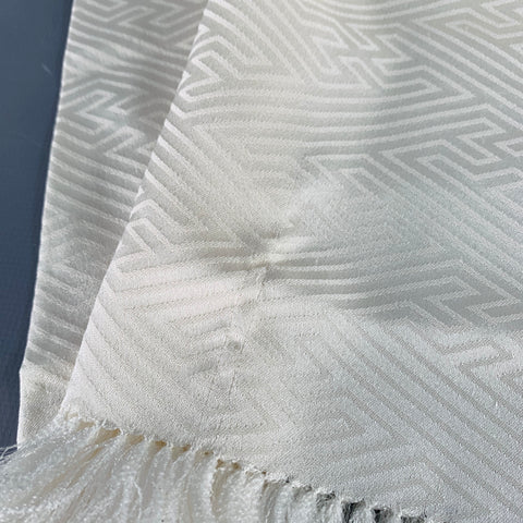 Écharpe vintage en soie jacquard crème à franges géométriques