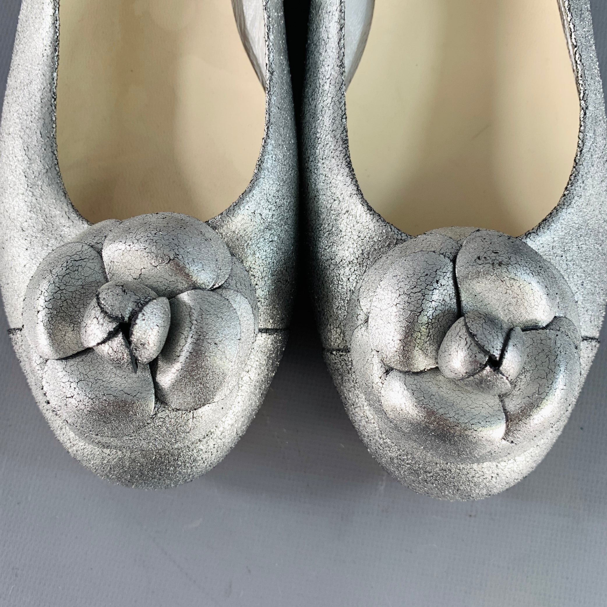 CHANEL Size 10.5 Silver Metallic Textured Suede Ballet Flats – Sui