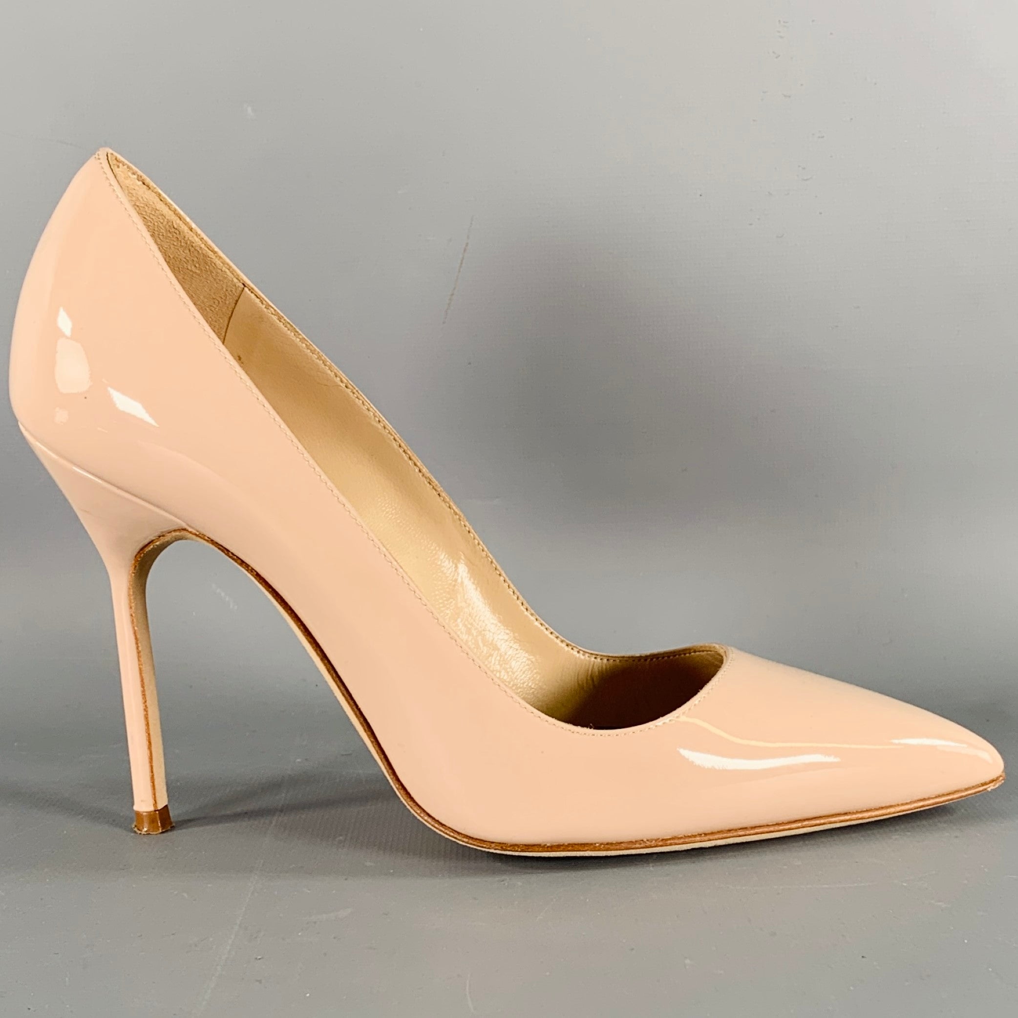 MANOLO BLAHNIK Size 6 Beige Nude Patent Leather Pointed Toe Pumps MANOLO BLAHNIK Size 6 Beige Nude Patent Leather Pointed Toe Pumps