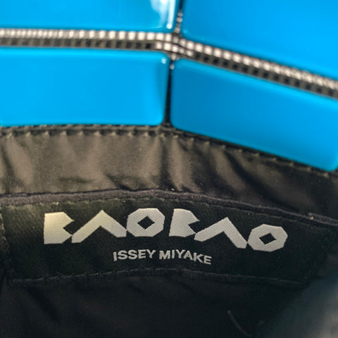 BOA BOA ISSEY MIYAKE SS2023  Blue Black Triangle Card Case