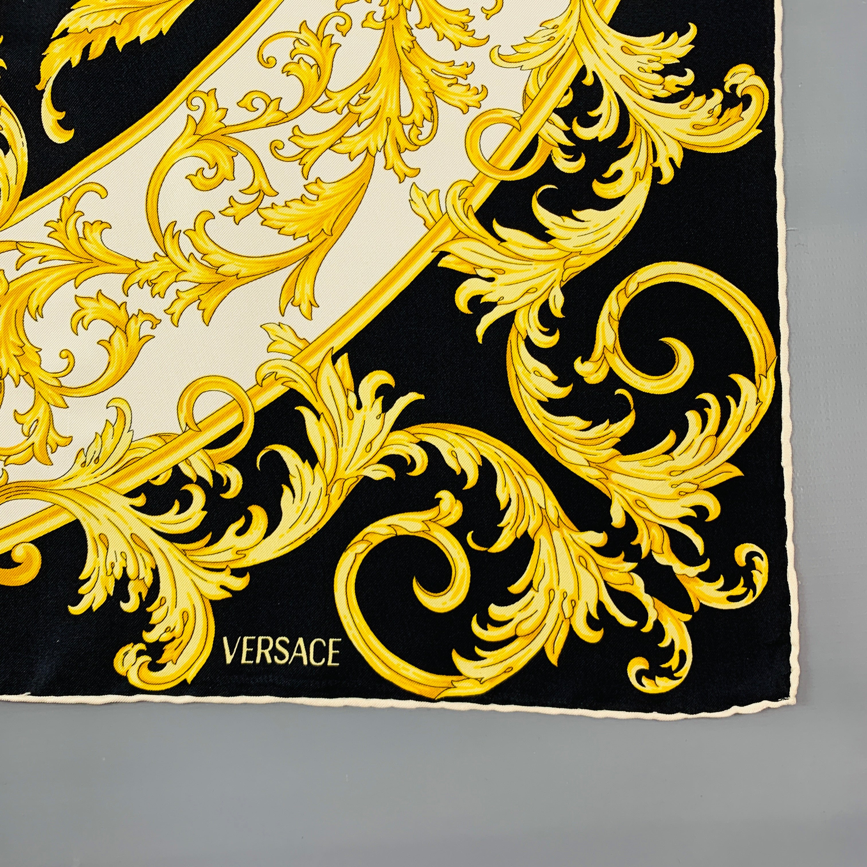 VERSACE 大判スカーフ 85×85 VERSACE Black Gold Baroque Twill Scarf – Sui Generis