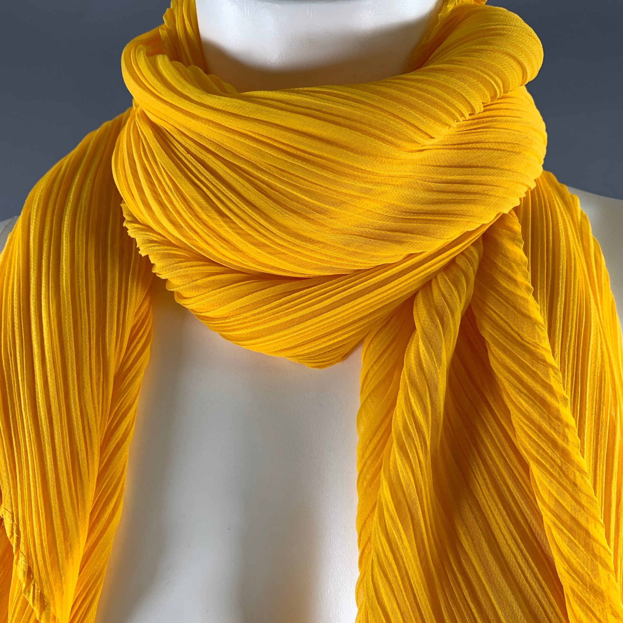 PLEATS PLEASE イッセイミヤケ ストール イエロー PLEATS PLEASE by ISSEY MIYAKE Yellow Pleated Scarves & Shawls