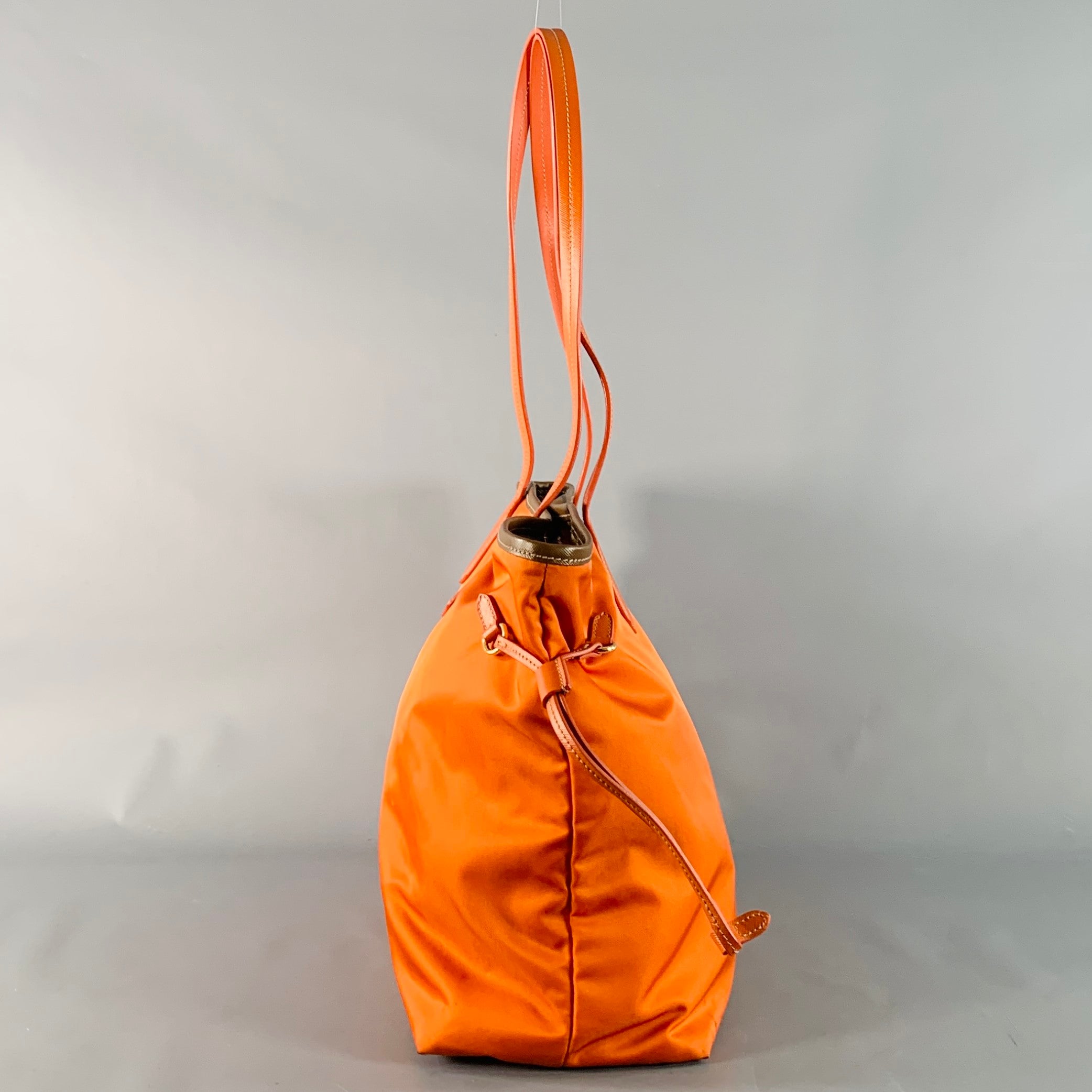 ゆ*ゆ様 PRADA オレンジ ナイロンドローストリングバッグ PRADA Orange Gold Saffiano Nylon Leather Trim Tote Handbag – Sui