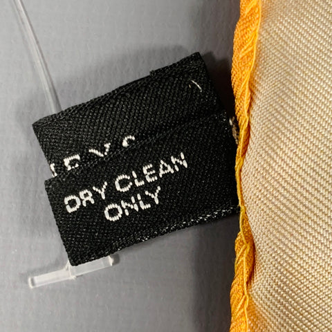 Pochette de costume en soie à motifs carrés jaunes et bleus marine BARNEY'S NEW YORK